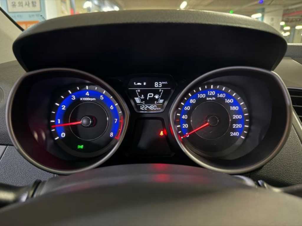HYUNDAI Avante - Vista 8