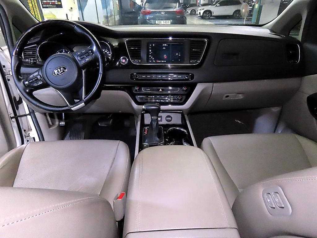 KIA Carnival - Vista 10