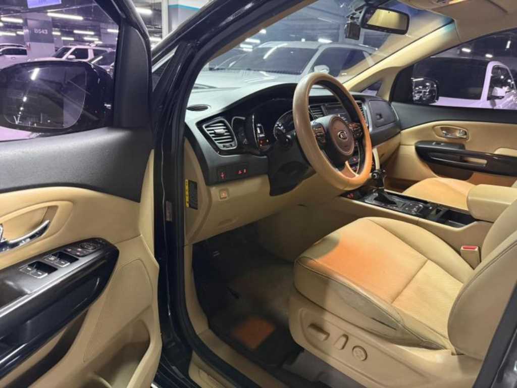 KIA Carnival - Vista 10