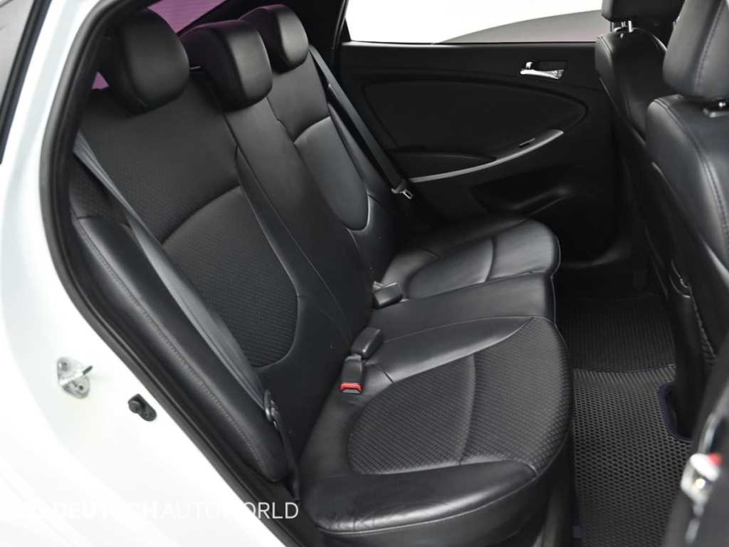 HYUNDAI Accent - Vista 12