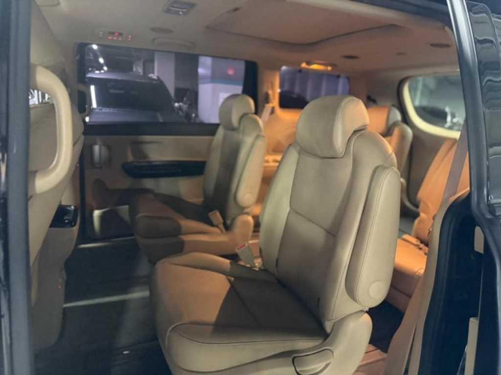 KIA Carnival - Vista 11