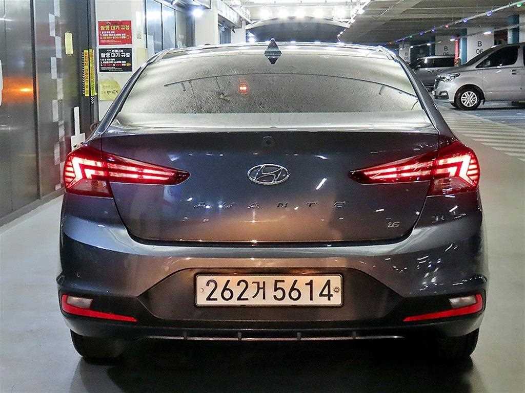 HYUNDAI Avante - Vista 5