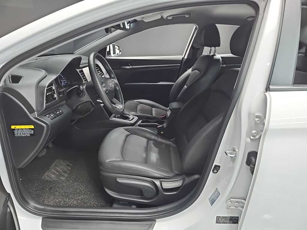 HYUNDAI Avante - Vista 11