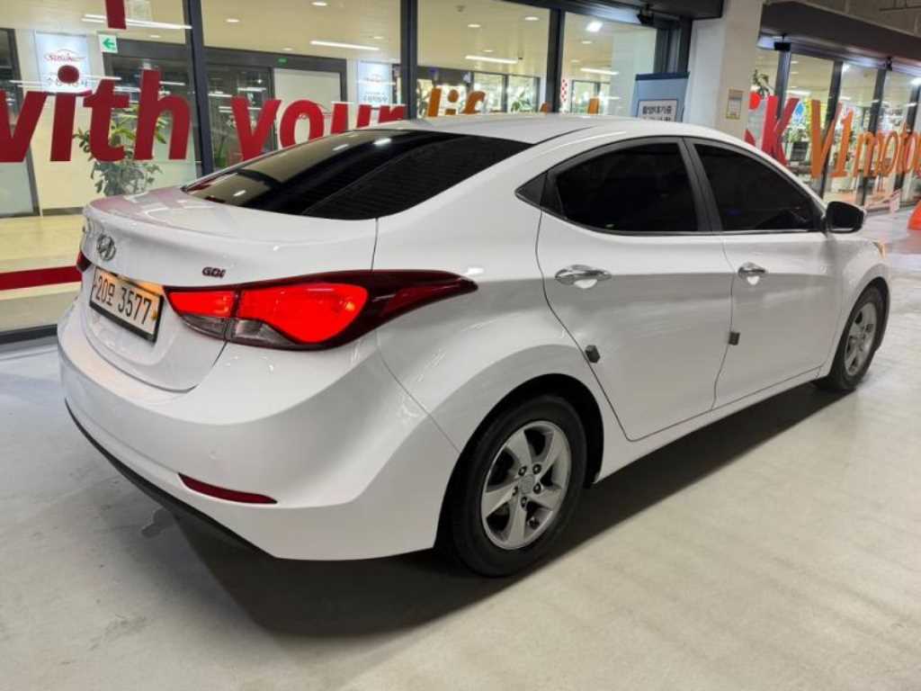 HYUNDAI Avante - Vista 3