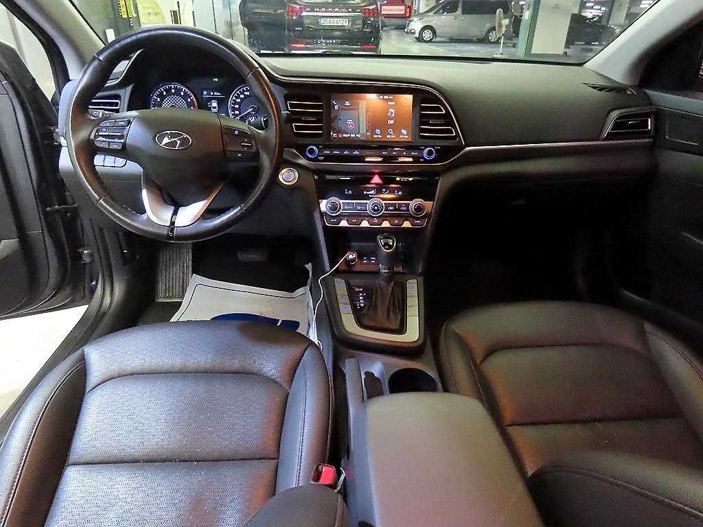 HYUNDAI Avante - Vista 10