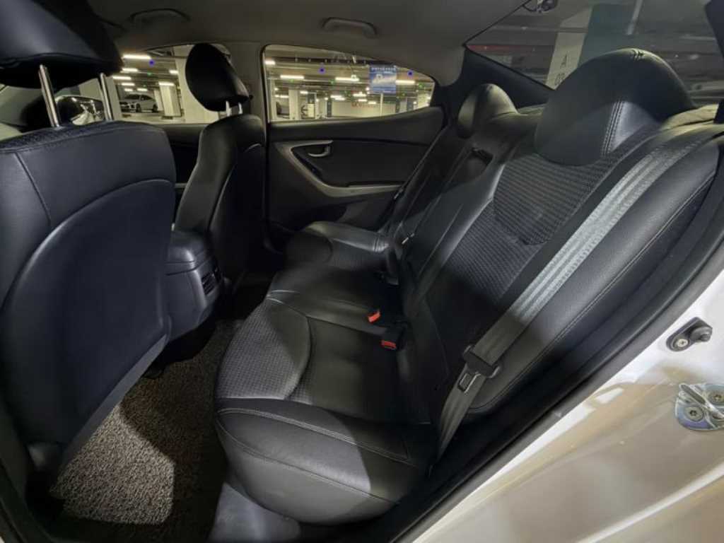 HYUNDAI Avante - Vista 6
