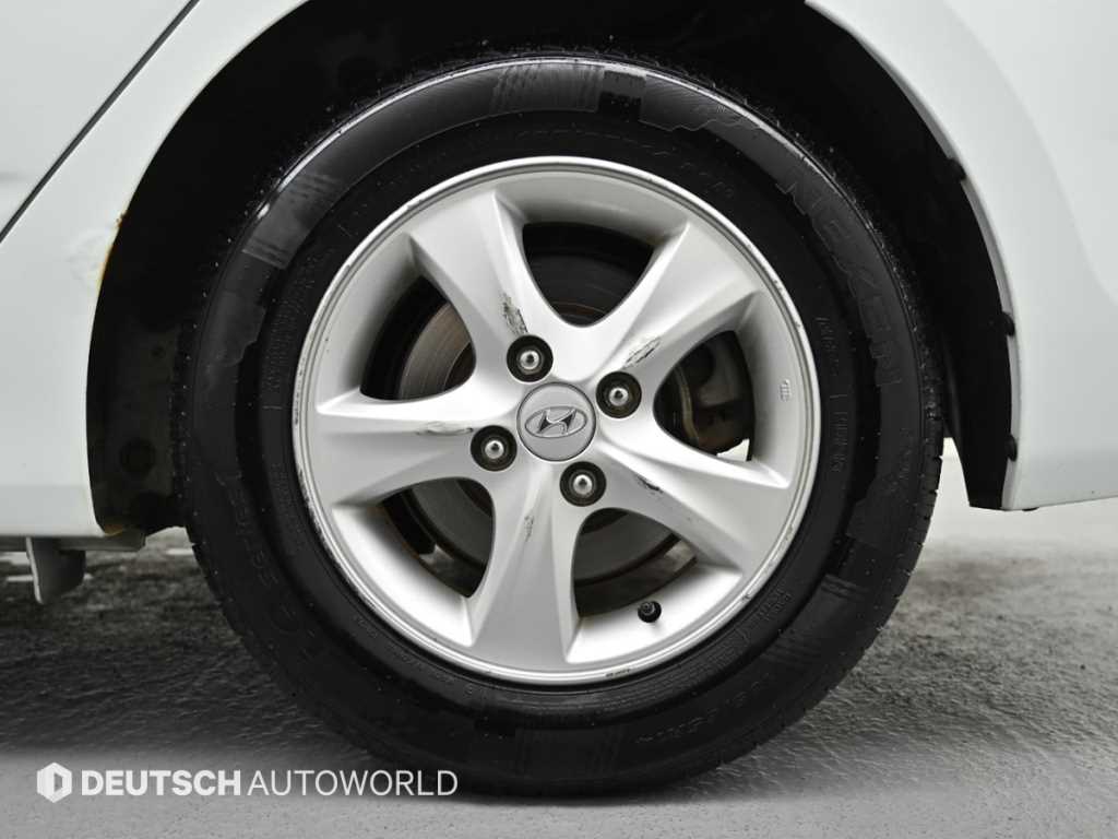 HYUNDAI Accent - Vista 5