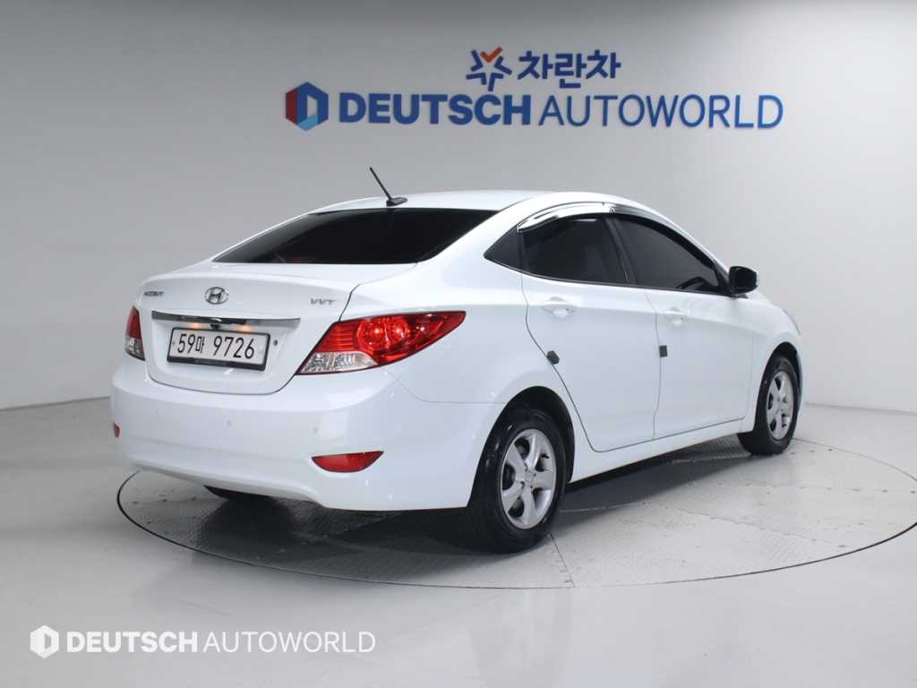 HYUNDAI Accent - Vista 2