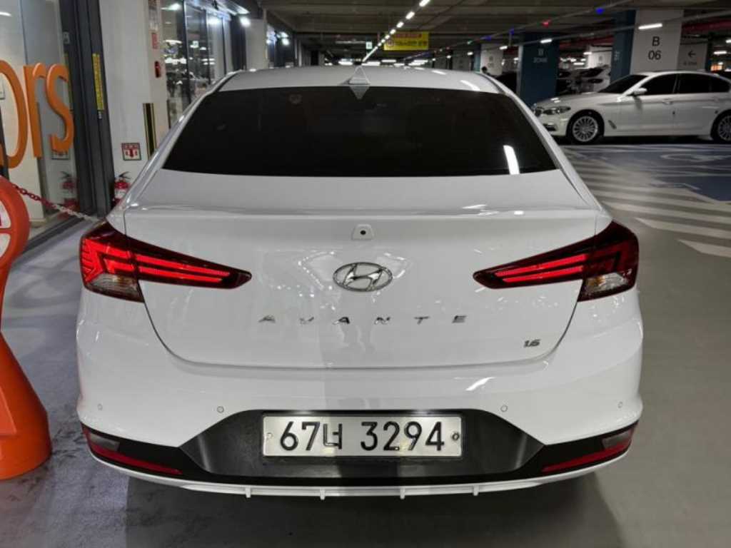HYUNDAI Avante - Vista 5