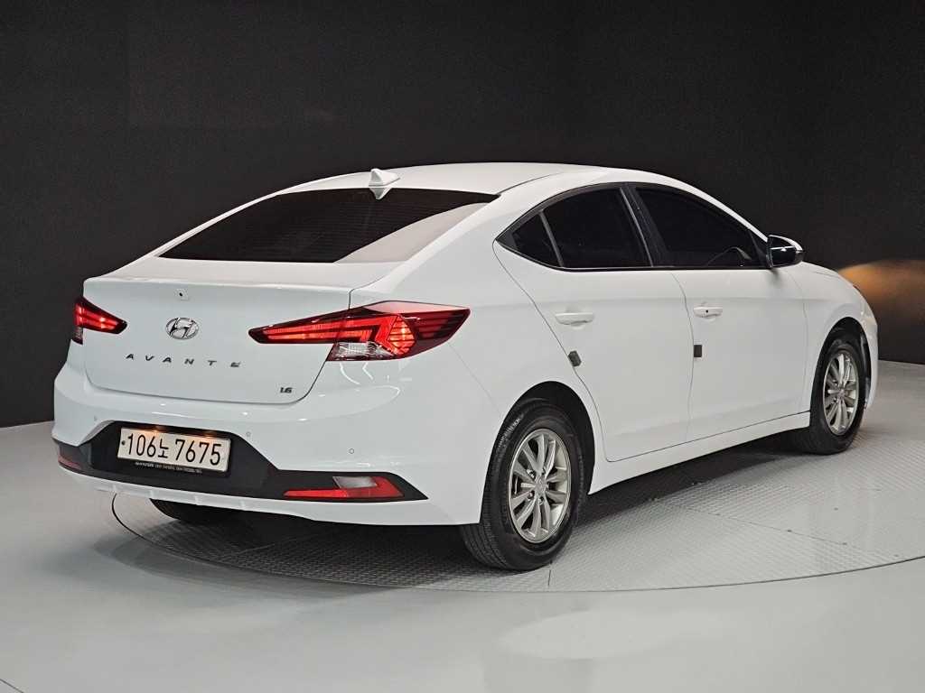 HYUNDAI Avante - Vista 4