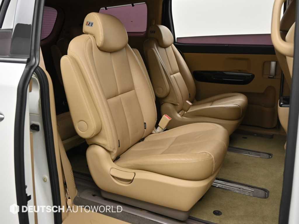 KIA Carnival - Vista 12