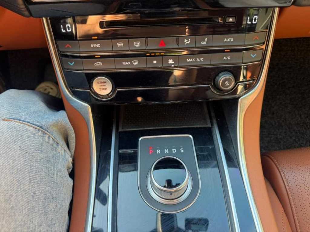 Jaguar XE - Vista 10