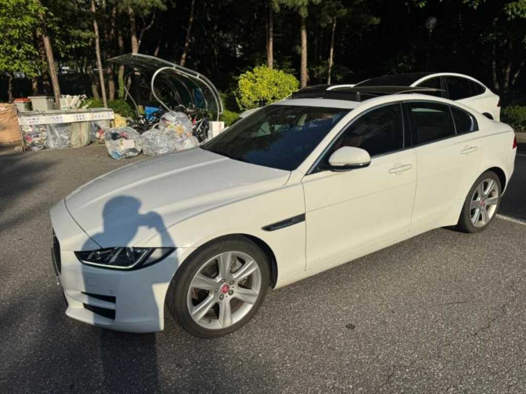 Jaguar XE - Vista 2