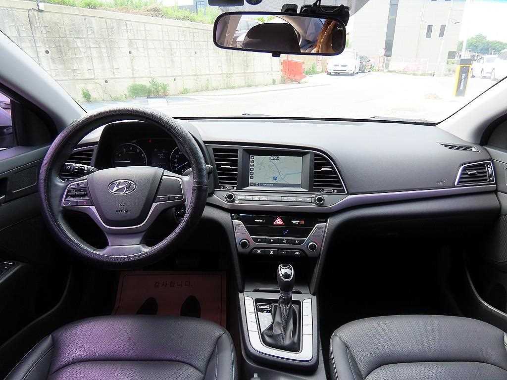HYUNDAI Avante - Vista 9