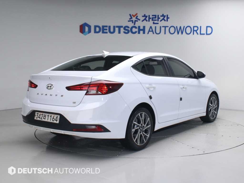 HYUNDAI Avante - Vista 2