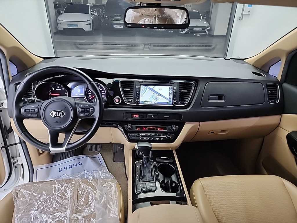 KIA Carnival - Vista 7
