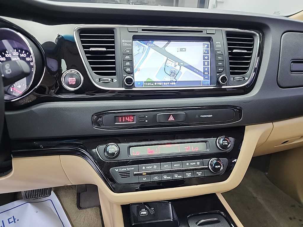KIA Carnival - Vista 10