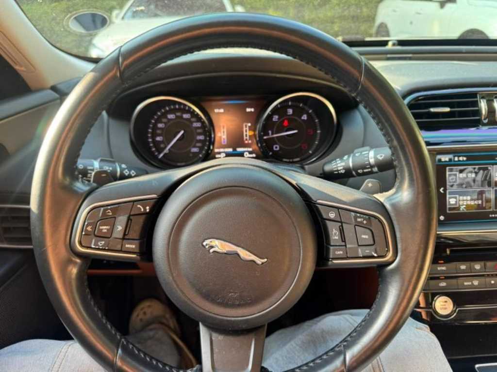 Jaguar XE - Vista 6