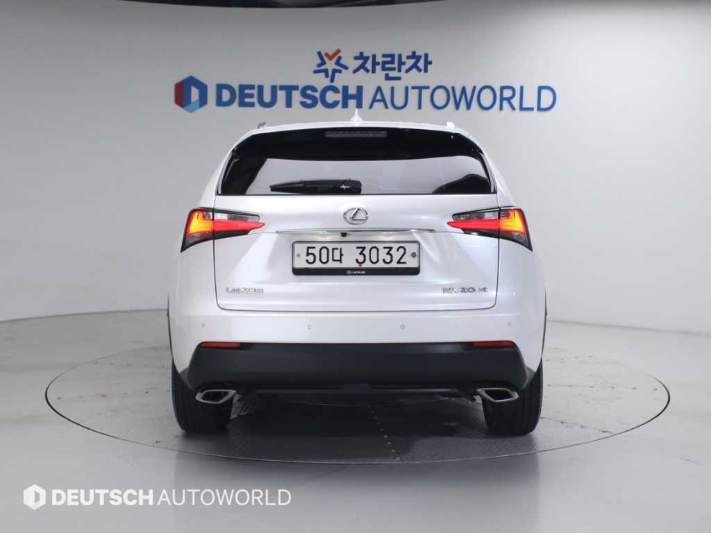 Lexus NX - Vista 4