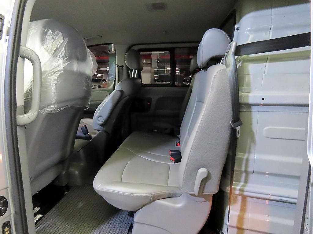 HYUNDAI Starex - Vista 7