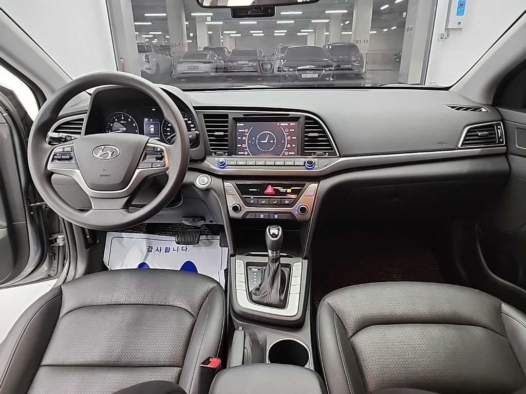 HYUNDAI Avante - Vista 7