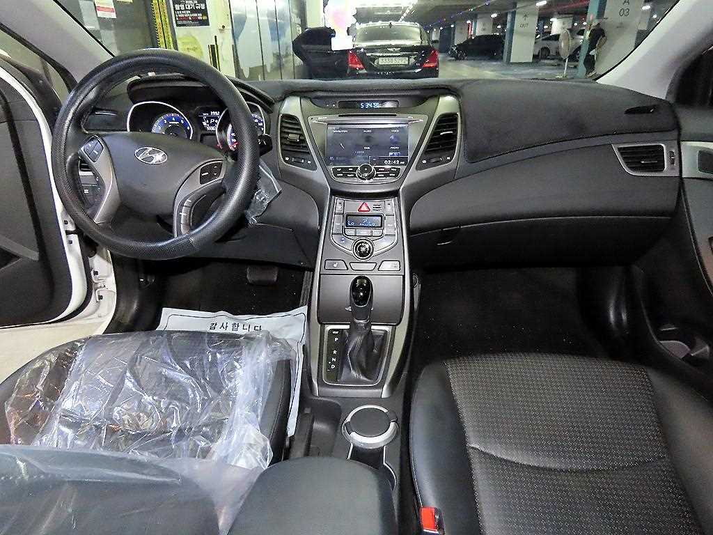 HYUNDAI Avante - Vista 10