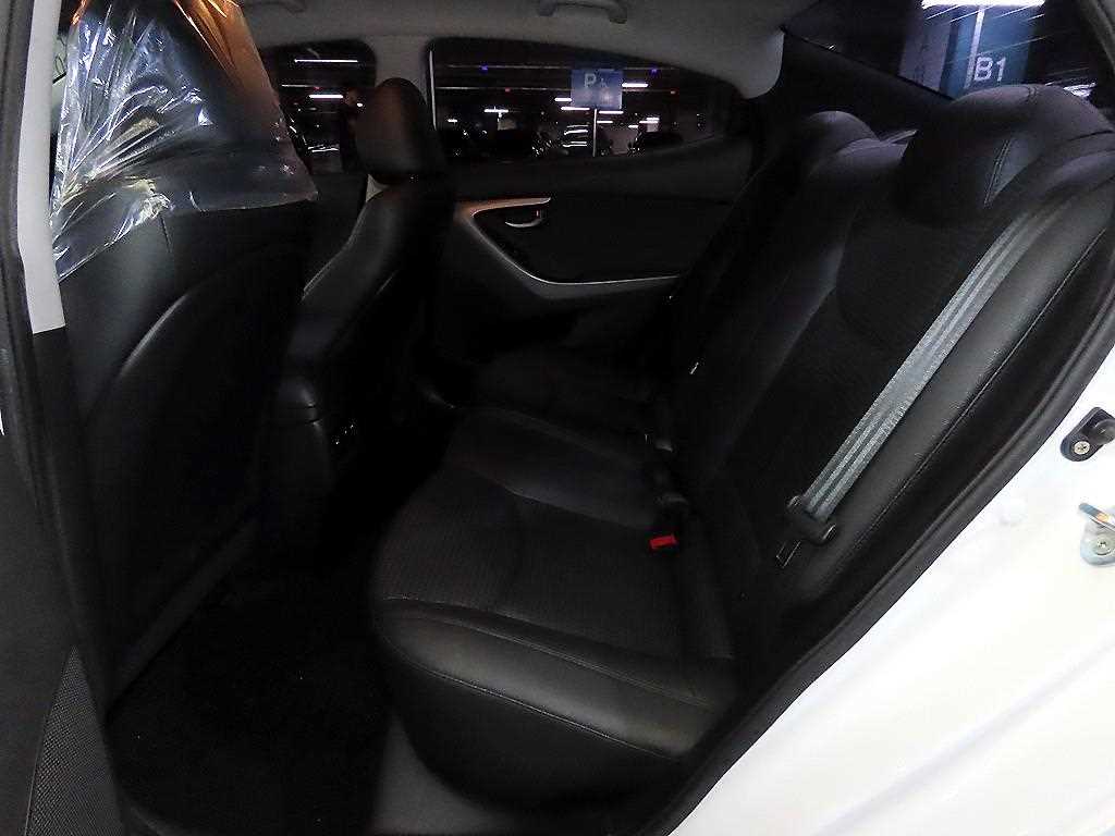 HYUNDAI Avante - Vista 7