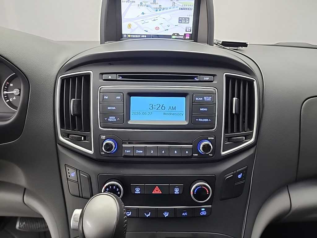 HYUNDAI Starex - Vista 10