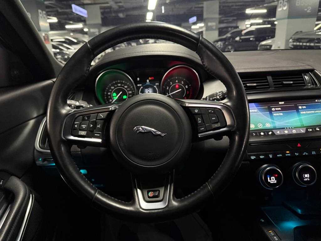 Jaguar E-PACE - Vista 8