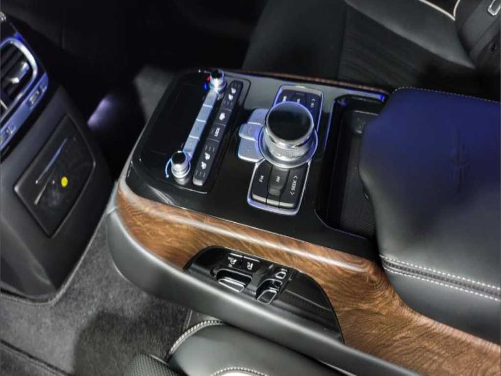 Genesis G90 - Vista 12