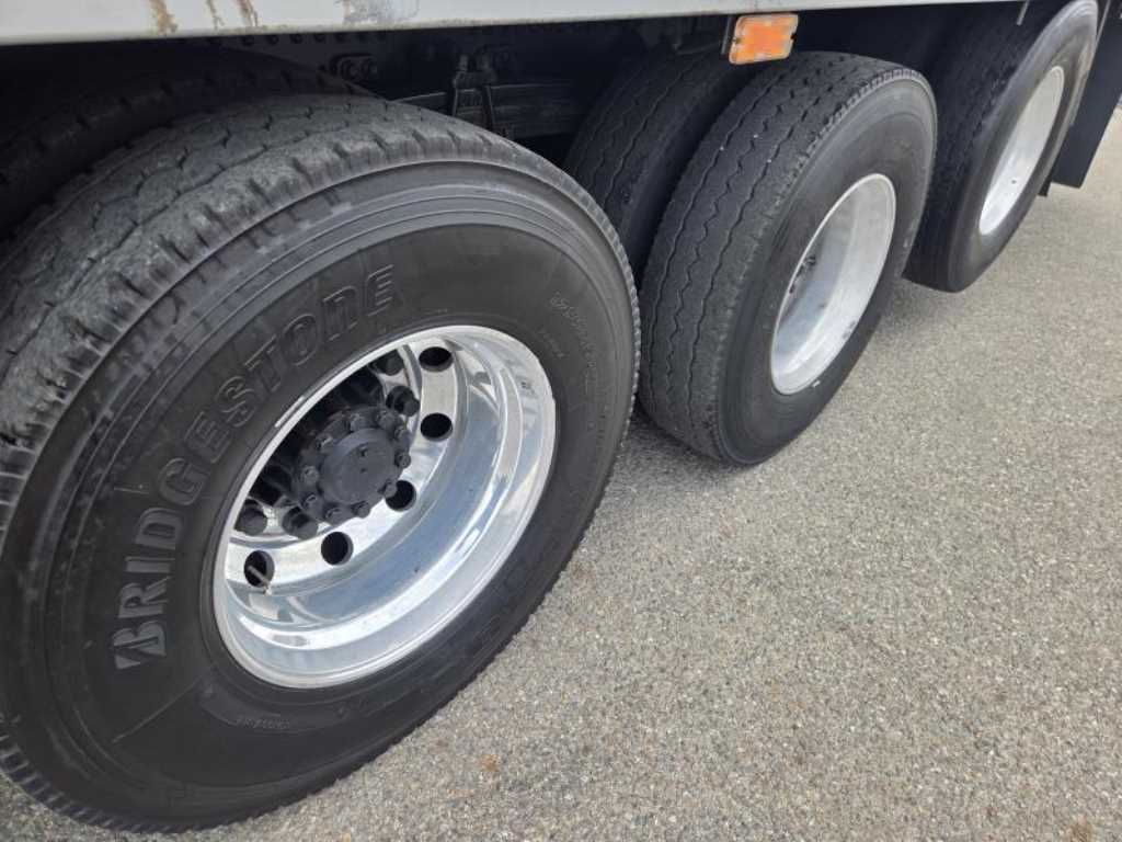 medium and large cargo truck - Vista 9