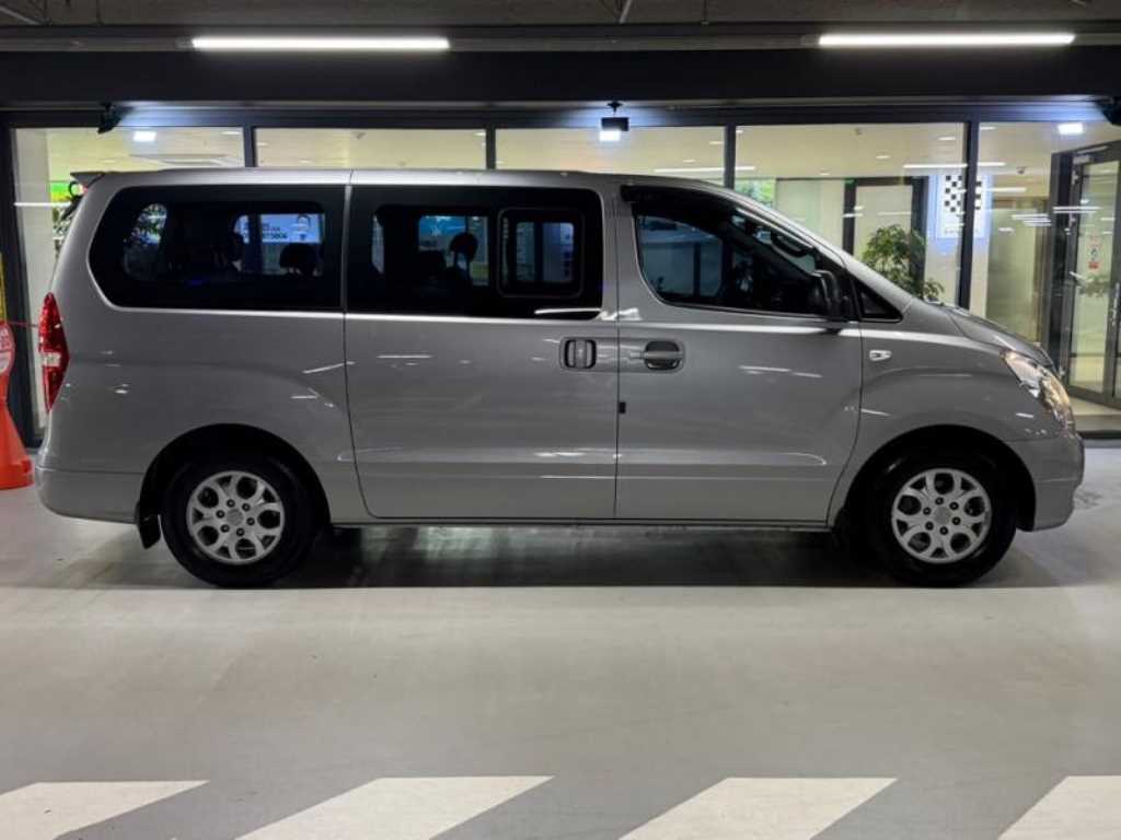 HYUNDAI Starex - Vista 3