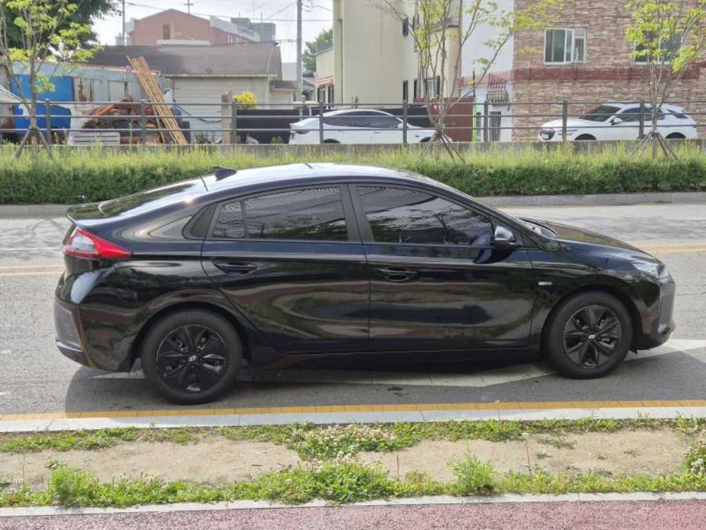 HYUNDAI Ioniq - Vista 4