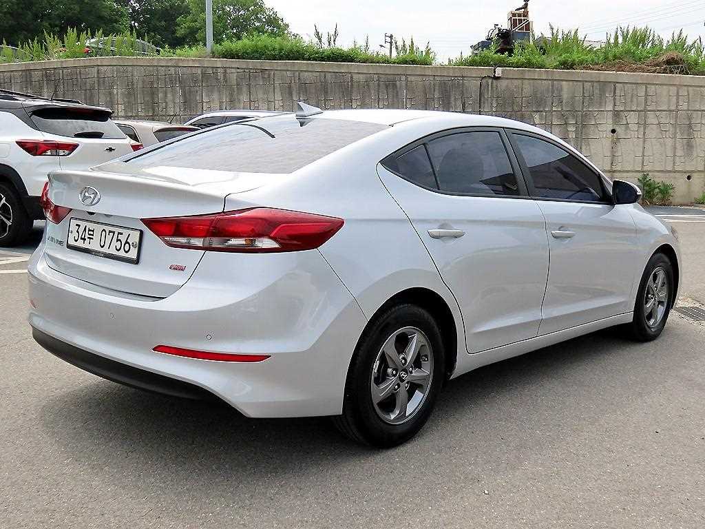 HYUNDAI Avante - Vista 3