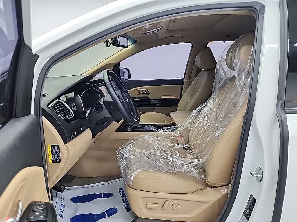 KIA Carnival - Vista 11