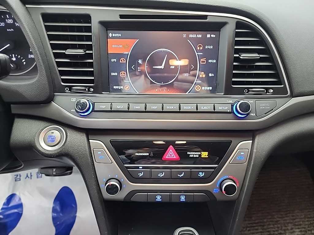 HYUNDAI Avante - Vista 10