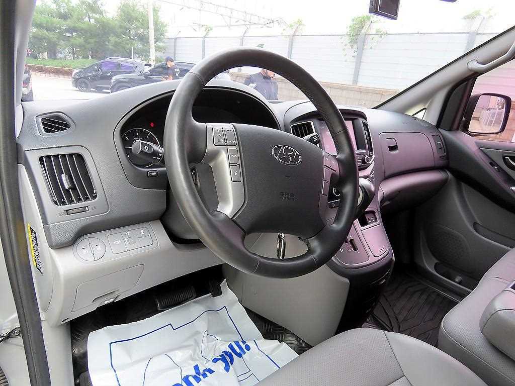 HYUNDAI Starex - Vista 8