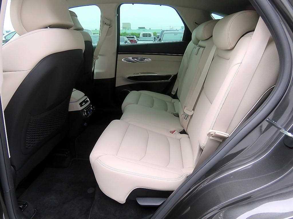 Genesis GV70 - Vista 8