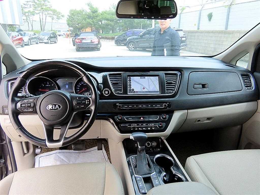 KIA Carnival - Vista 8