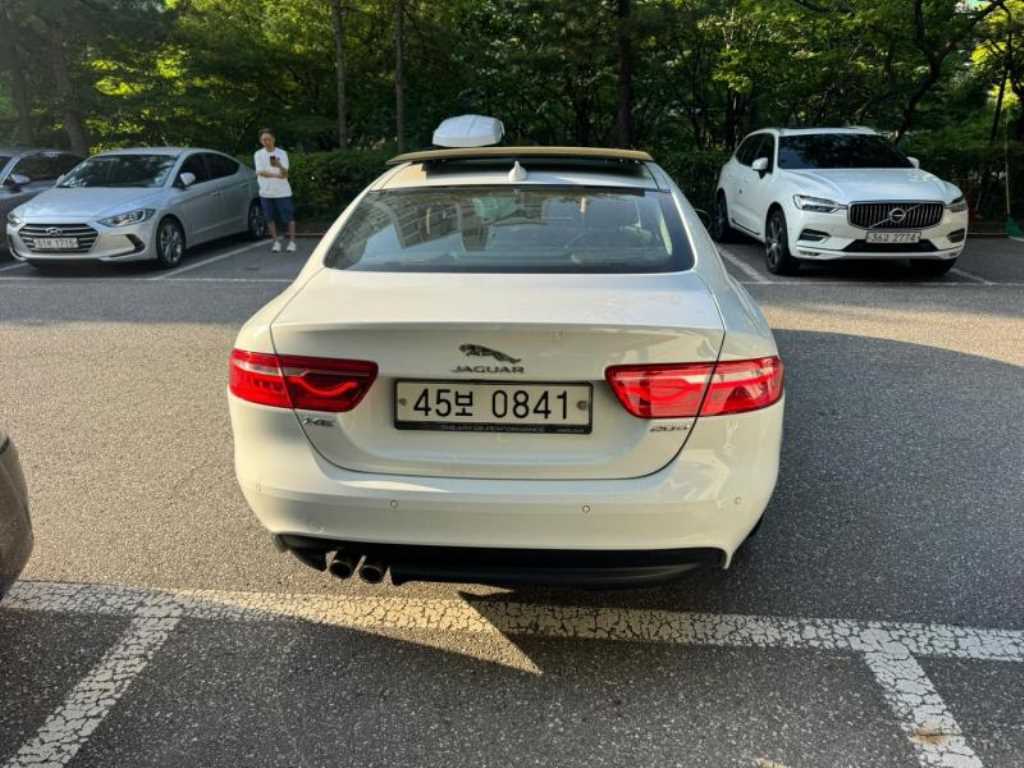 Jaguar XE - Vista 3