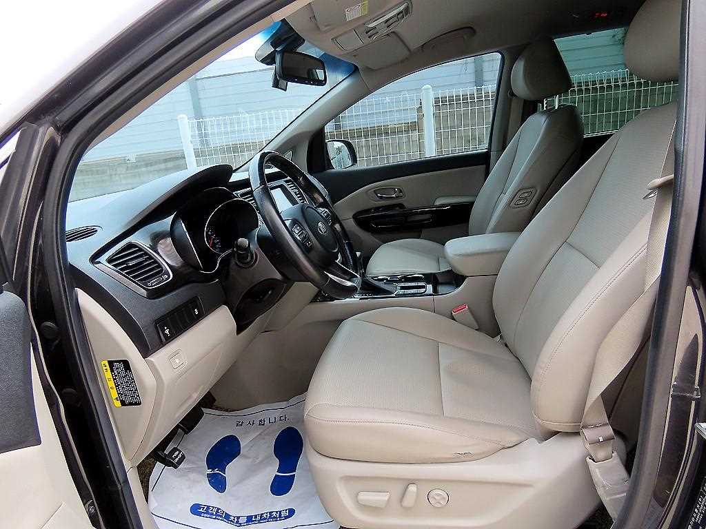 KIA Carnival - Vista 5