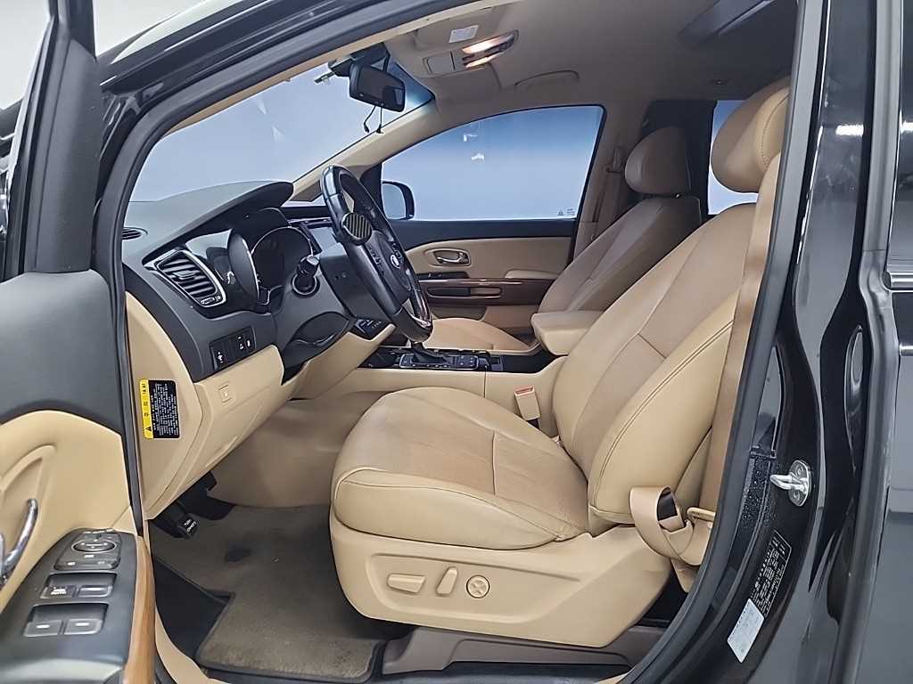 KIA Carnival - Vista 11