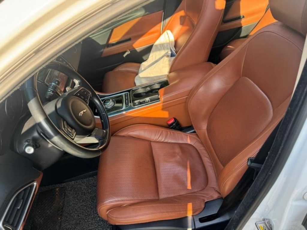 Jaguar XE - Vista 4