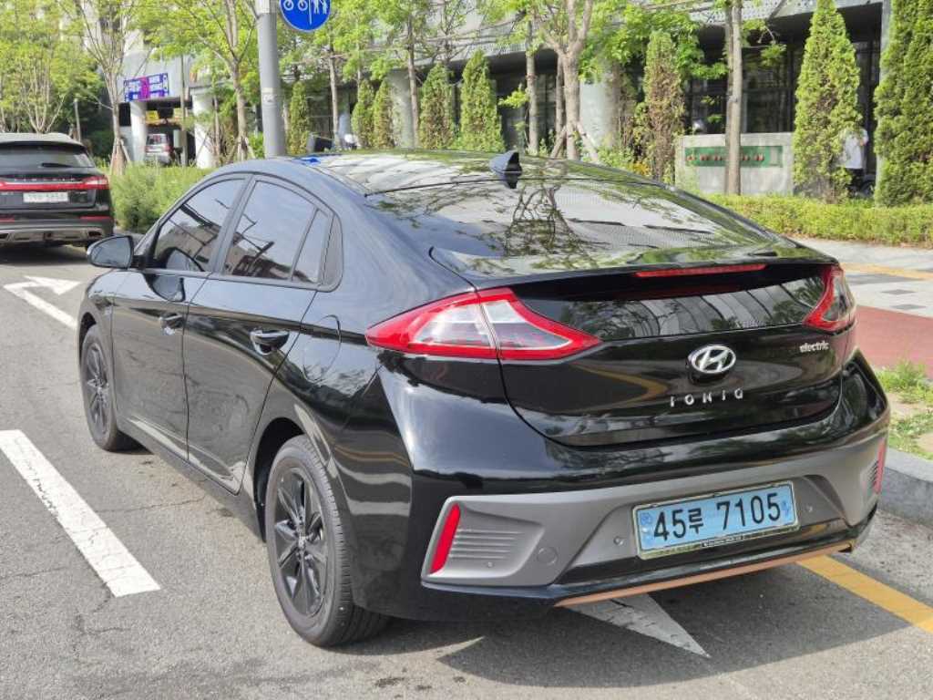 HYUNDAI Ioniq - Vista 6