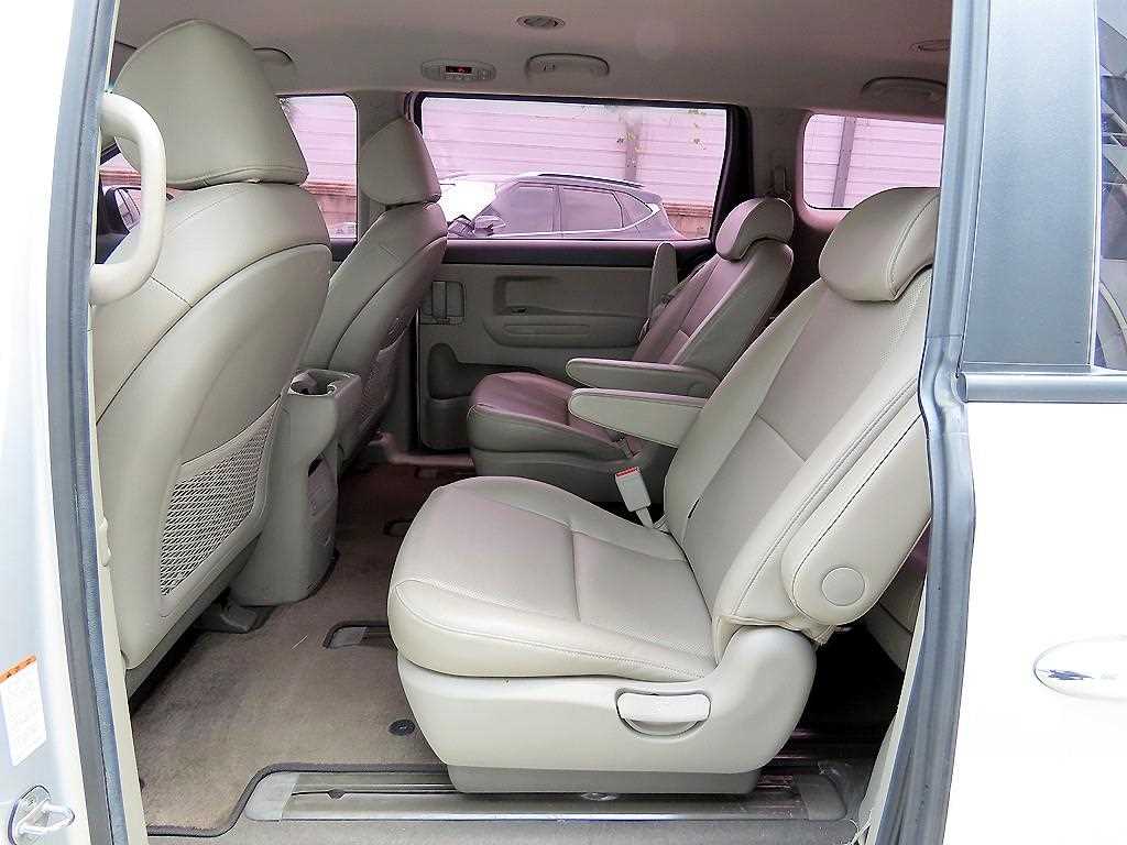 KIA Carnival - Vista 6