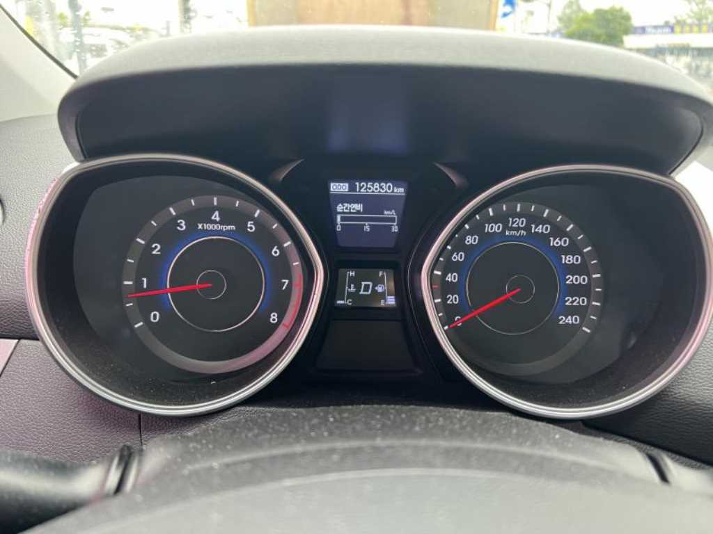 HYUNDAI Avante - Vista 7