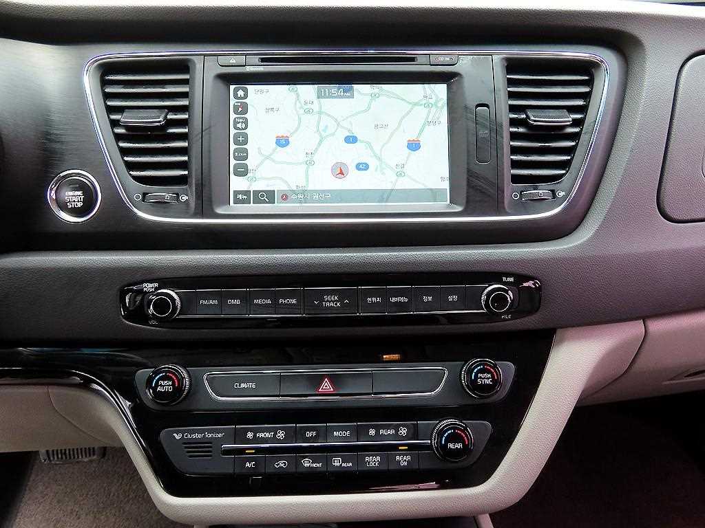 KIA Carnival - Vista 12