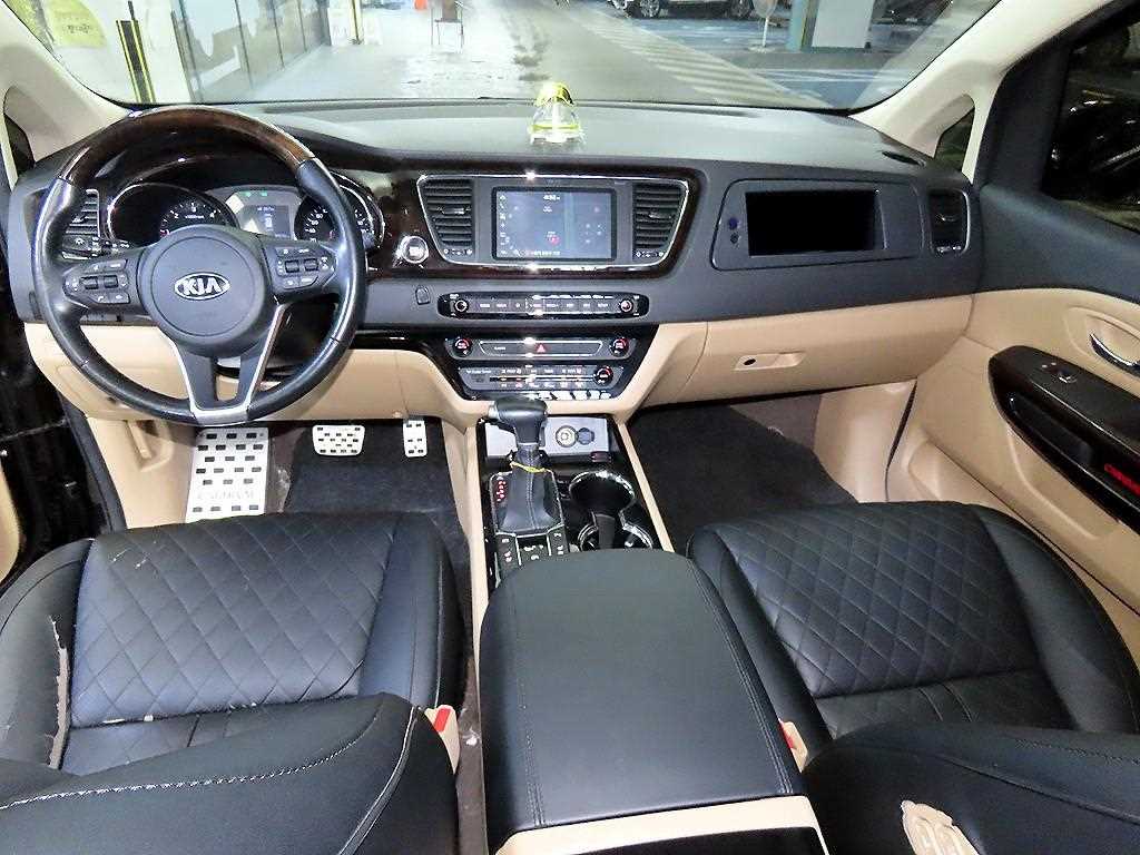 KIA Carnival - Vista 10