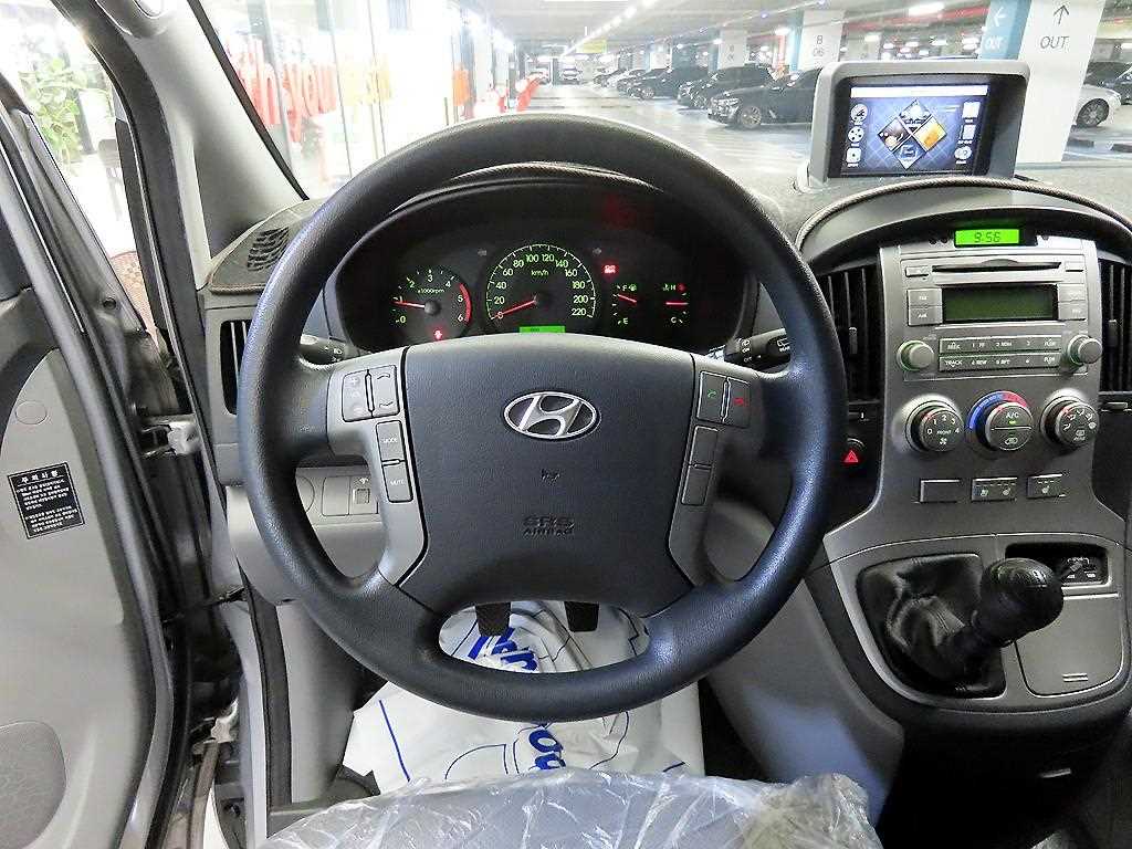 HYUNDAI Starex - Vista 8
