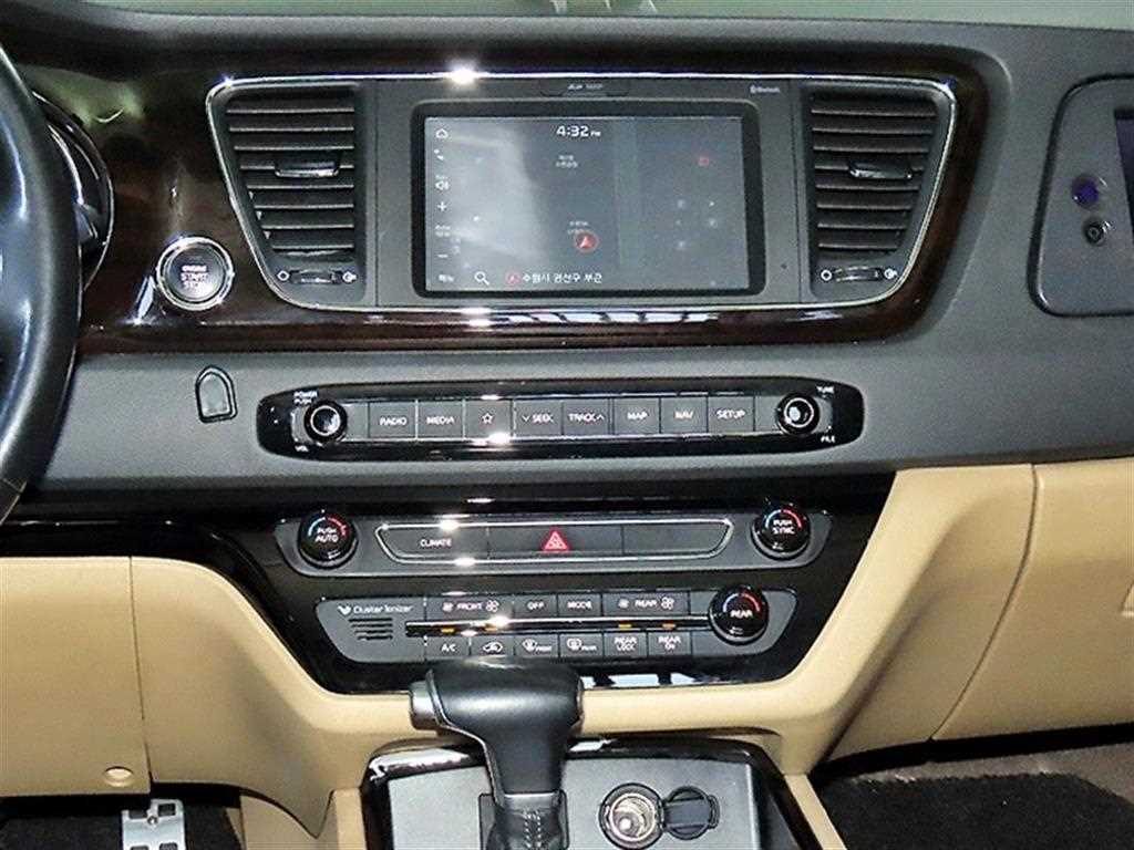KIA Carnival - Vista 11